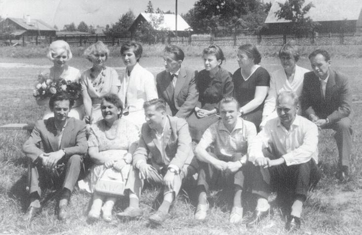 Nauczyciele-1962/63, rząd górny od lewej: Ewa Barbara Wysmułek, Walentyna Kruszewska, Teresa Suchocka-Magalengo,