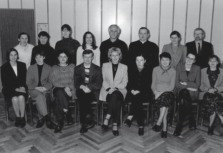 Nauczyciele w 2002 r. Stoją od lewej: Nina Ławrynowicz, Luba Salińska, Grażyna Kuzyka, Małgorzata Ziniewicz, Jan Zalewski, ks.