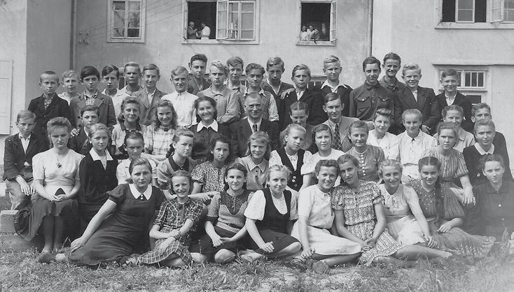 Uczniowie z lat 1946-50, zdjęcie z 1947 r.