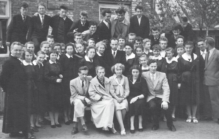 Absolwenci z 1959 r. z gronem pedagogicznym, od lewej: ks.