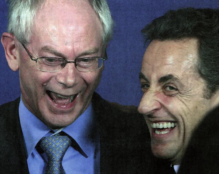 : Prezydent UE Rompuy pozuje do zdjęcia z jednym z ludzi, którzy wynieśli