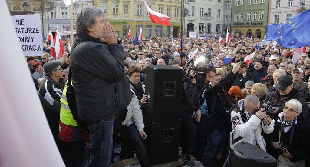 Rola wyborów nie ogranicza się jednak tylko do ustalania składu tych organów i udzielania przez głosujących wybranym osobom prawa do podejmowania decyzji w ich imieniu.