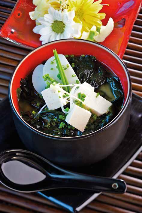 Zupy misoshiru zupa z pasty sojowej z serkiem tofu i glonami wakame 10 z³ misoshiru sake zupa z pasty sojowej z serkiem tofu, glonami wakame i kawałkami łososia 15 z³ osuimono delikatny bulion rybny