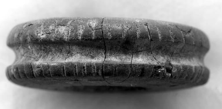 Dziedzictwo archeologiczne Doliny Łupawy Ryc. 7. Łupawa stan. 18. Jeden z pierścieni bursztynowych z wyposażenia zmarłego pochowanego w grobowcu 1.