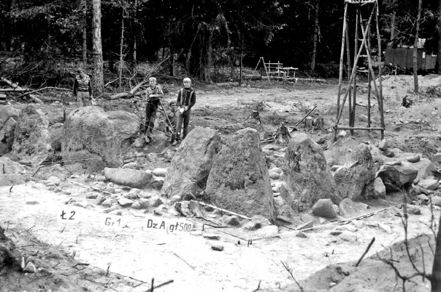 Dziedzictwo archeologiczne Doliny Łupawy Ryc. 5. Łupawa stan. 2. Północno-wschodni narożnik grobowca 1 po usunięciu nasypu ziemnego.