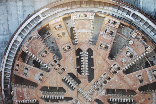 górotworu wraz z wykonywaną w nim konstrukcją tunelową. Do realizacji tuneli stosowane są rozwiązania techniczne, np. maszyny drążące (ang.