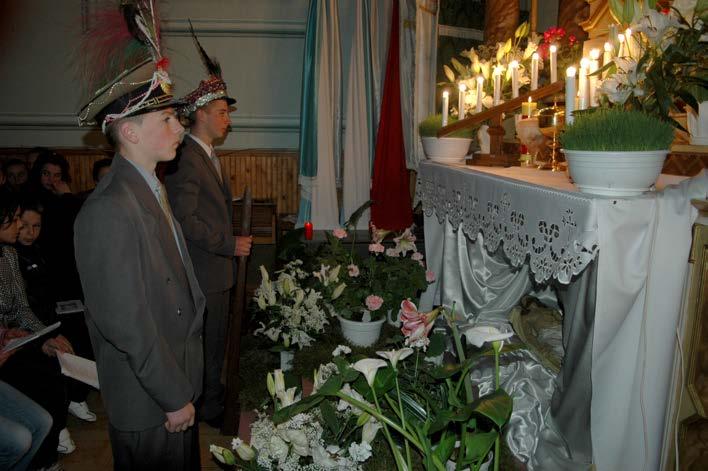 dwóch innych przyprowadzonych wartowników, zabierał tych, co już wystali swoje pół godziny.