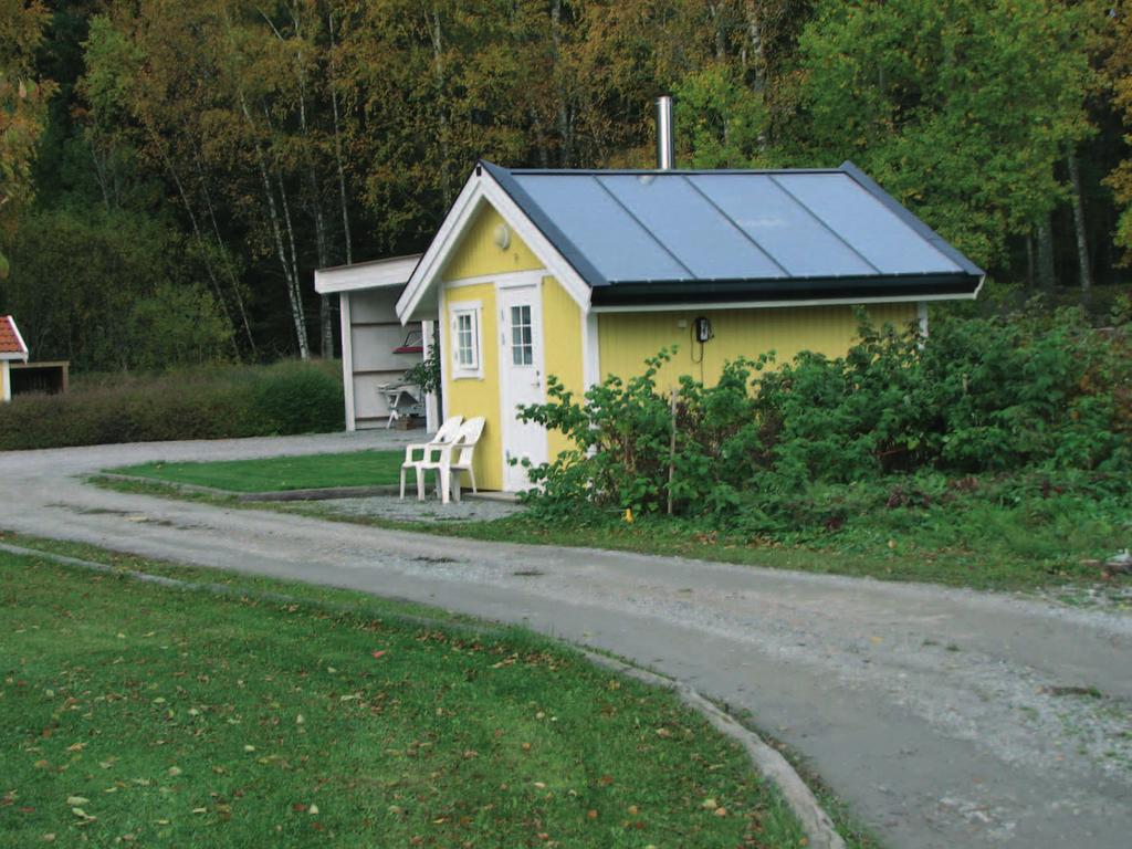 Całość instalacji znajduje się w wolnostojącym domku, na dachu którego zainstalowano płaskie kolektory słoneczne (rysunek 11).