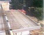 Układanie mieszanki betonowej: Maks. wysokość zrzucania m. betonowej dla konsystencji wilgotnej i gęstoplastycznej nie powinna przekraczać 3 m, słupów o przekroju min.