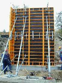 Norma DIN 18202 tablica III, linia 7 określa - przy obciążeniu 60 kn/m 2 ugięcie wynosi 3mm.