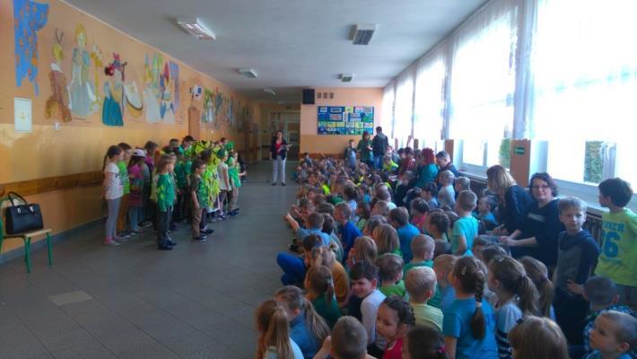 Na apelu dla najmłodszej grupy wiekowej (300 uczniów) uczniowie z klasy 2c wraz z wychowawczynią uświadomili