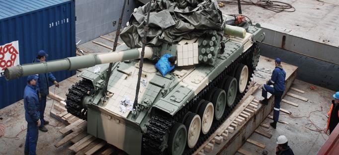 Rys. 6. Sprzęt wojskowy przygotowywany do transportu morskiego.