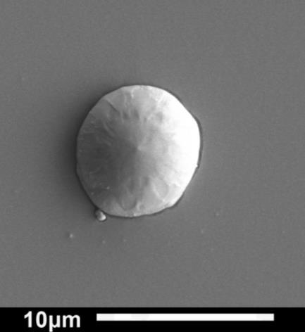 (a) (b) Rys. 34. Mikrocząstki na powierzchni powłok z a) wolframu, b) boru (λ = 1064 nm).
