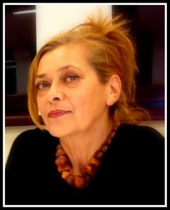 Szkoliła się w różnych podejściach teoretycznych, które integruje w swojej terapeutycznej pracy, jak i pracy warsztatowo-szkoleniowej.