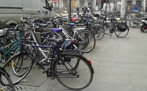32 Antwerpia po polsku listopad 2017 Na ścieżkach widuję jednak ludzi, którzy mają jeszcze torby na przednim kole. Nie mam takich i nie wiem, jak się je mocuje. One są raczej dla rowerowych turystów.