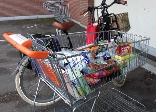 To samo przed skrzyżowaniem czy innym miejscem, gdzie trzeba zwolnić lub się zatrzymać trzeba pamiętać o zmianie biegu jak w samochodzie, bo kto normalny stratuje z trójki?