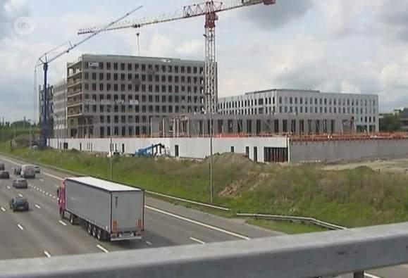 Nowe uniformy i uprawnienia antwerpskich parkingowych Miejscy funkcjonariusze sprawdzający zaparkowane samochody dostali nowe umundurowanie z logo miasta.