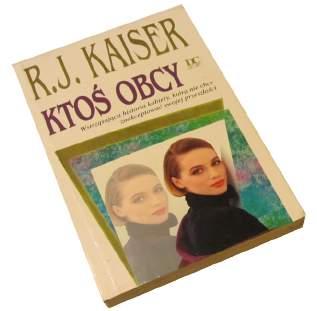Muszę stwierdzić, że było tak, jak mi powiedziała. Książka opisująca historię kobiety, której życie przewróciło się do góry nogami, okazała się interesująca, wręcz intrygująca.