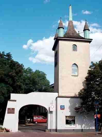 tys. mkw. Na trzech poziomach znajduje się około 260 sklepów (m.in.