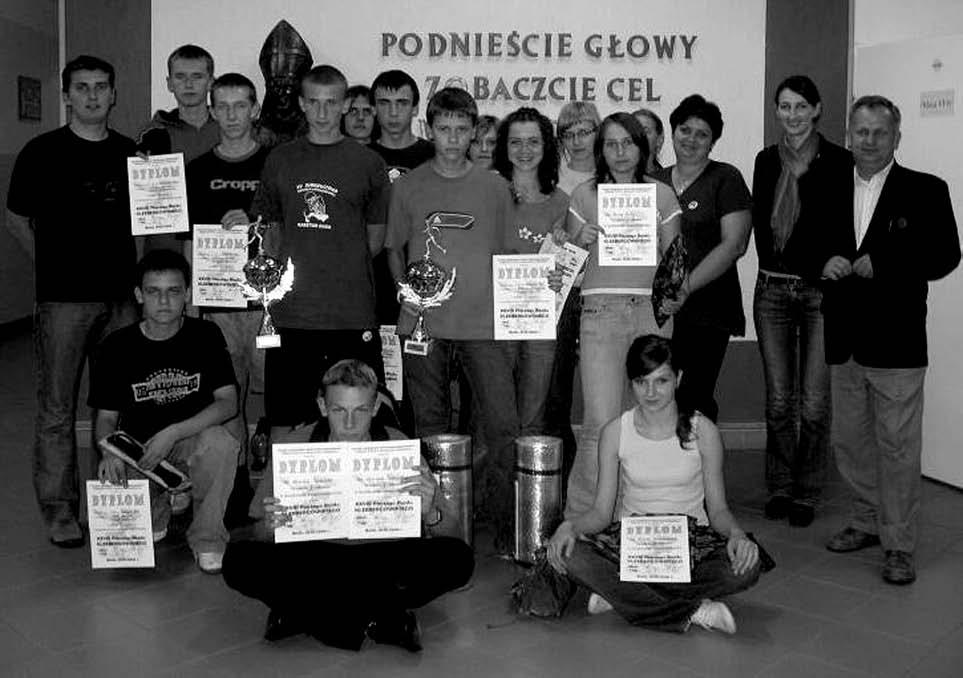 Z myślą o następcach Członkowie Szkolnego Koła Krajoznawczo-Turystycznego PTTK nr 21 przy I Liceum Ogólnokształcącym w Radzyniu Podlaskim lina i Dariusz Gołoś, Marcin Śpiewak i Łukasz Hołownia oraz