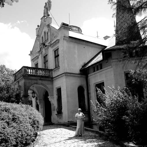 Od naszych korespondentów i Listy do sąsiada. Jest także kartusz herbowy Reja. Dworek otacza piękny, ale trochę zaniedbany park ze starymi dębami, które podobno sadził sam Mikołaj Rej.