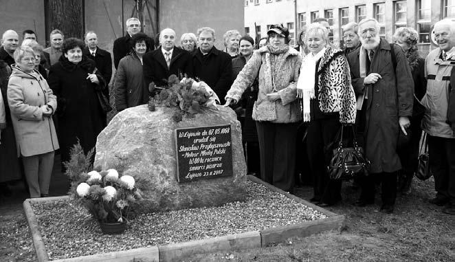 Od naszych korespondentów Grupa uczestników uroczystości przed pamiątkowym kamieniem w Łojewie wspólnie widowisko pt.