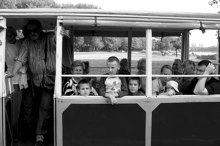 Sprawy Oddziałów PTTK Śmigiel 2006 Przejazd kolejką Maltanka do nowego ZOO w Poznaniu Na stacji 106-letniej Śmigielskiej Kolejki Wąskotorowej w dniu 1 października 2006 r.