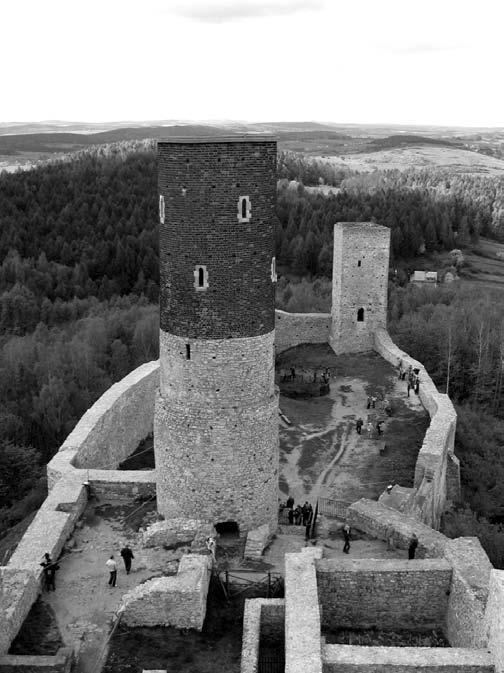 Z teki krajoznawcy Widok z udostępnionej do zwiedzania wieży na dobrze zachowane ruiny gotyckiego zamku z drugiej połowy XIII w. w Chęcinach gotyckiego zamku z drugiej połowy XIII w.