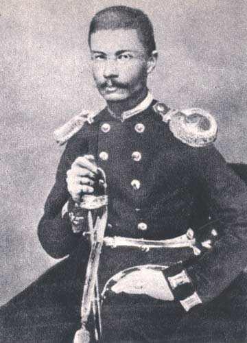 Romuald Traugutt w mundurze oficera carskiej armii Traugutt był postacią szczególną. Obejmował urząd w wieku 37 lat, jednak jak dotąd zupełnie niczym się dla sprawy narodowej nie zasłużył.