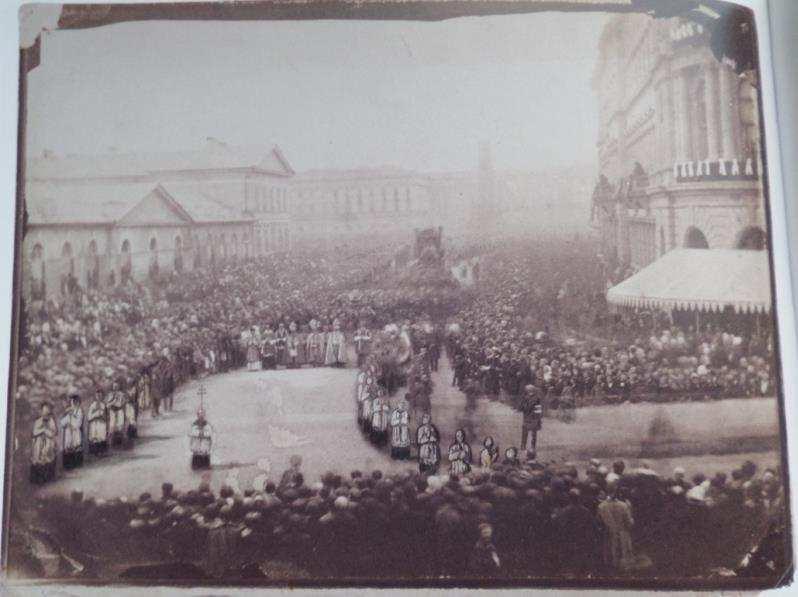 stroje i noszących charakterystyczne czarne parasole uczestniczyło w tego typu uroczystościach. Na zdjęciu procesja Bożego Ciała na Krakowskim Przedmieściu przed kościołem św. Krzyża, 30 maja 1861 r.
