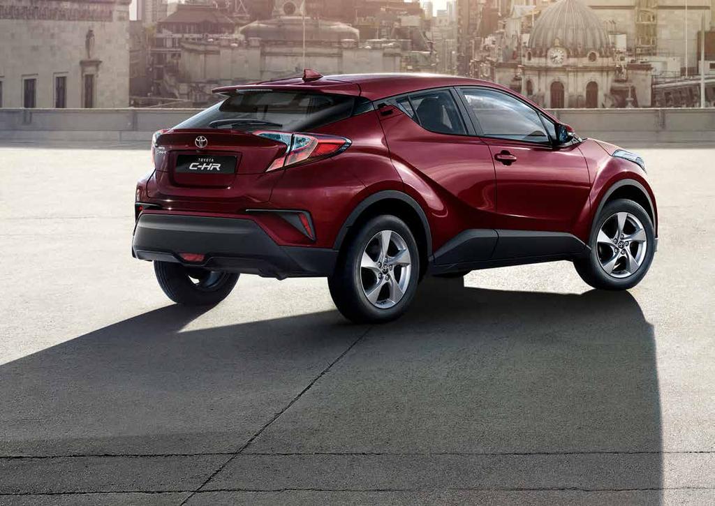 PREMIUM TOYOTA C-HR WYPOSAŻENIE STANDARDOWE (DODATKOWE WZGLĘDEM WERSJI ACTIVE): Układ rozpoznawania znaków drogowych (RSA) Lampy przeciwmgielne Elektrochromatyczne lusterko wewnętrzne Czujniki