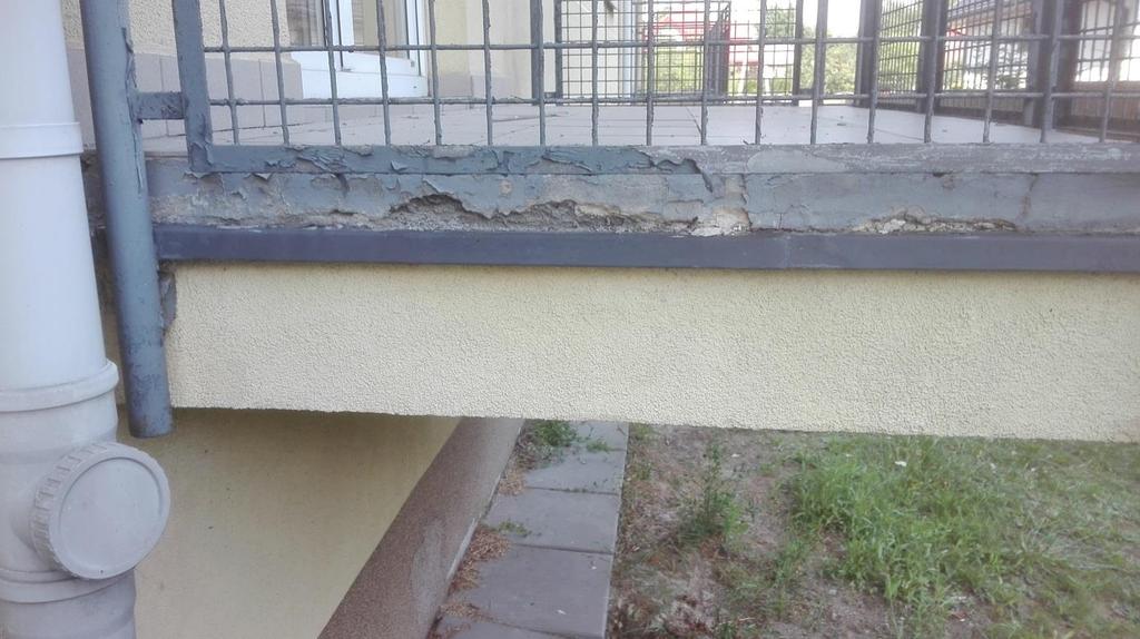 Uszkodzone boki płyt balkonowych