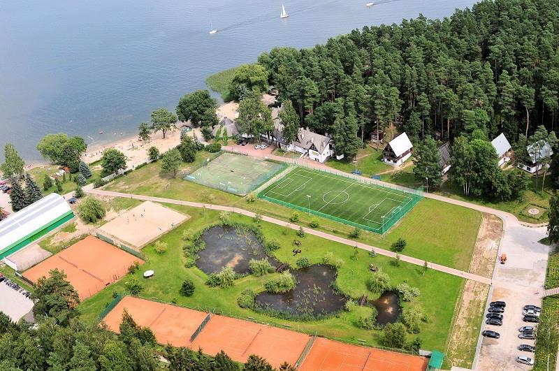 Ośrodek położony jest nad jeziorem Niegocin w pobliżu Giżycka. Jest to miejsce oferujące wiele atrakcji, ale przede wszystkim jest to miejsce dla osób preferujących aktywny wypoczynek.