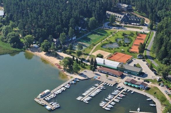 Na terenie Ośrodka znajduje się m.in.: 1. Piaszczysta plaża z placem zabaw dla dzieci oraz wypożyczalnia leżaków, rowerów wodnych i kajaków 2. Port jachtowy 3. 5 kortów ziemnych i hala tenisowa 4.