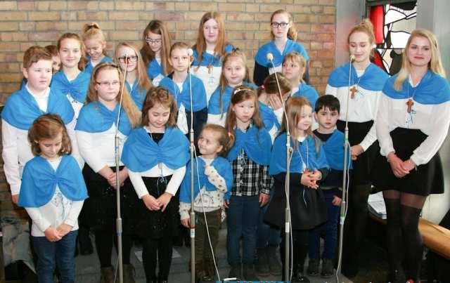 Strona 6 SCHOLA NASZEJ PARAFII Nasza Schola parafialna istnieje w Misji już od 2009 roku. Co więcej ma na swoim koncie sporo udanych występów nie tylko na terenie naszej parafii.