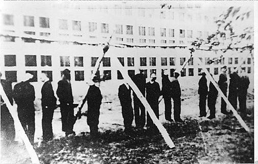 3. FABRYKA BRONI W RADOMIU po roku 1939 Dariusz Smosarski W latach wojny i okupacji hitlerowskiej, zakład pracował pod administracją niemiecką na trzy zmiany.