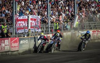 REKLAMA NA STADIONIE sezon 2018 1. ogrodzenie korony stadionu 5mx2m 1000 zł netto 2. baner pod tablicą wyników 3500 zł netto 3.