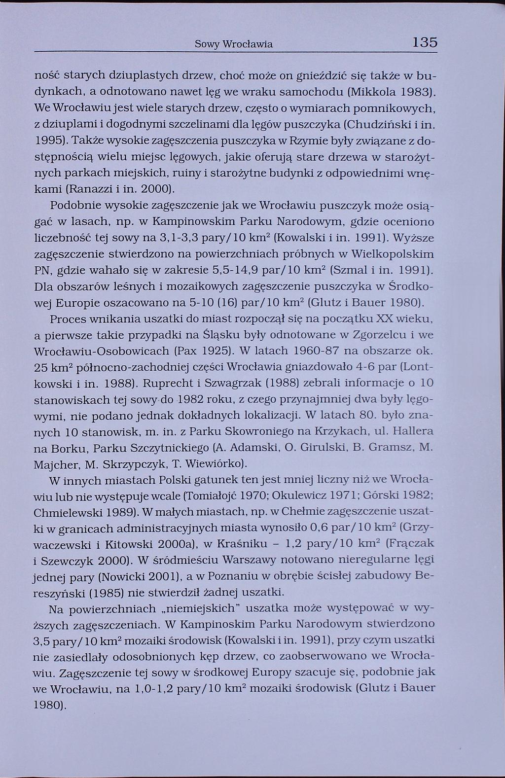 Sowy Wrocławia 135 ność starych dziuplastych drzew, choć może on gnieździć się także w budynkach, a odnotowano nawet lęg we wraku samochodu (Mikkola 1983).