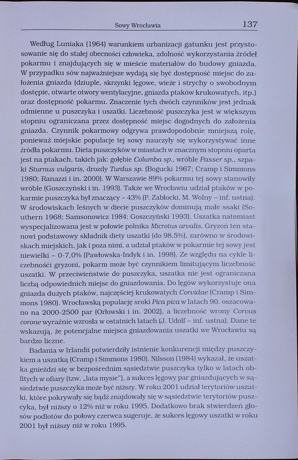 Sowy Wrocławia 137 Według Luniaka (1964) warunkiem urbanizacji gatunku jest przystosowanie się do stałej obecności człowieka, zdolność wykorzystania źródeł pokarmu i znajdujących się w mieście