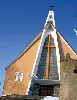 Pierwszy drewniany kościół pod wezwaniem św. Anny w Smolnikach z lat 1920 1924 Obecny kościół pod wezwaniem św.