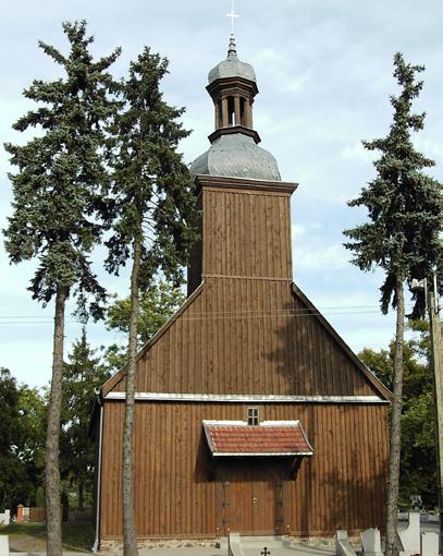 Z okresu po pożarze pochodzi wieża dobudowana w stylu gotyku nadwiślańskiego. Kościół Św. Marcina fot archiwum Urzędu Miejskiego Na cmentarzu parafialnym znajduje się zabytkowa drewniana kaplica św.