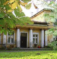 1870 r., jako masywny, klasycystyczny budynek. W otaczającym go rozległym parku krajobrazowym znaleźć można szereg regularnych alejek i oryginalny drzewostan.