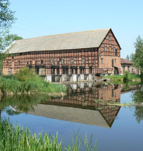 Po rozbudowie dwór przybrał kształt zbliżony do litery L. Zbudowany jest z cegły ceramicznej czerwonej, palonej, jako po części jedno-, a po części dwukondygnacyjny budynek.
