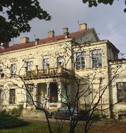 Zespół pałacowy w Samoklęskach Dużych fot archiwum Urzędu Miejskiego Zespół dworski w Słupach fot archiwum Urzędu Miejskiego Folwark w Słupach leży na uboczu, z dala od ważniejszych dróg, na