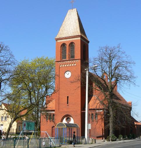Kościół w Szaradowie p.w. Św. Mikołaja sięga tradycjami XIV w. Pomimo niszczących pożarów świątynia w ciągu wieków odradzała się. Ostateczna odbudowa miała miejsce w 1886 r.
