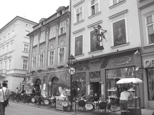PRZYKŁAD REJONU MIĘDZYNARODOWEGO CENTRUM KULTURY (RYNEK GŁÓWNY 25). NA PIERWSZYM PLANIE: GRILL BAR YUMME.