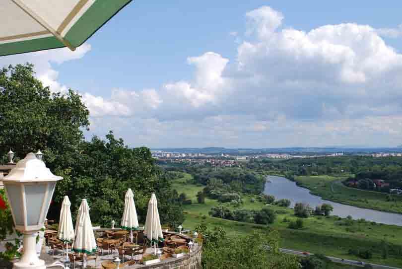 Zamku, znajdujących się w najbliższym otoczeniu hotelu, można podziwiać panoramę zakola Wisły, Krakowa,