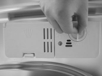 PRZYGOTOWANIE URZĄDZENIA DO PRACY Zaprzestanie stosowania detergentów wieloskładnikowych Napełnić dozowniki solą i środkiem nabłyszczającym.
