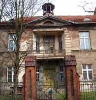 Klsycystycznymi budowlmi są z kolei wzniesiony w ltch 1818 1819 kościół menonicki n Zroślku (zdjęcie nr 8) orz Dworek Uphgenów n Dolnym Mieście (zdjęcie nr 9).