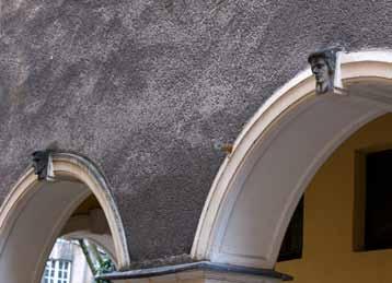 8 ❸ Kmienic, Chlebnick 20 Kmienic przy ulicy Chlebnickiej 20 zostł odbudown w stylu rokokowym. Wyróżni ją podcień, czyli otwrte, zewnętrzne pomieszczenie w dolnej kondygncji budynku.